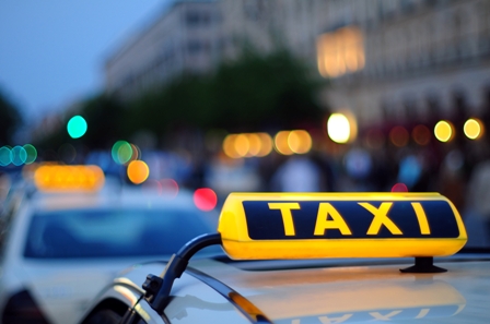 Два таксиста ограбили повредившего их автомобиль ижевчанина 