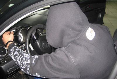Полицейский  угнал BMW у посетительницы ночного клуба в Москве