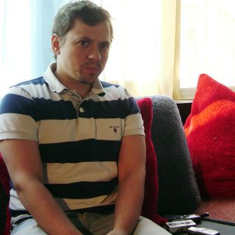 Звезда сериала «Универ» Александр Гайдулян отправился в Германию на курс химиотерапии 