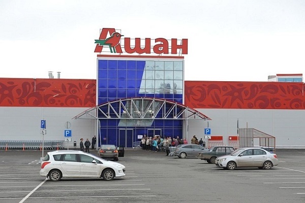 В Ижевске разыскивают очевидцев наезда на пешехода на парковке супермаркета "Ашан"