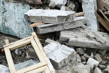 Рабочего строительной бригады придавило упавшей стеной в Ижевске 