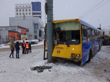 Число пострадавших в ДТП с автобусом на Новоажимова выросло до 13 