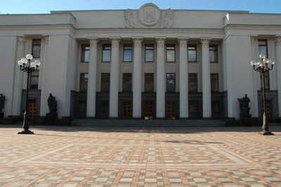 Пьяный киевлянин снес ограждения и врезался в здание Верховной рады