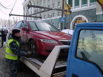Видеоролик: в центре Ижевска эвакуировали неправильно припаркованную «Мазду»