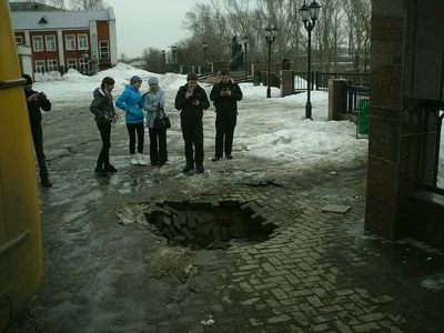 Автобус с детьми провалился в яму близ новой набережной Ижевска