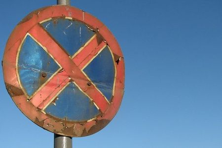 5 дорожных знаков «Остановка запрещена» демонтируют в Ижевске