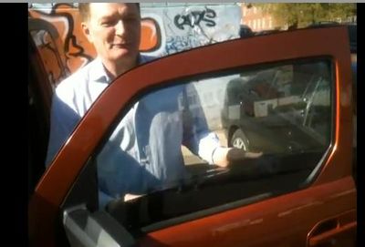 Видео-новость: депутат ГС Удмуртии Энвиль Касимов содрал тонировку со своего авто