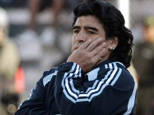 После провала сборной Аргентины Диего Марадона покидает свой пост