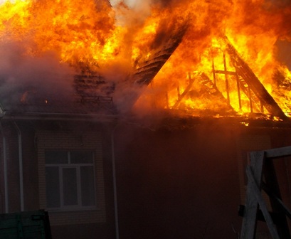 Строящийся дом вспыхнул в Селтинском районе