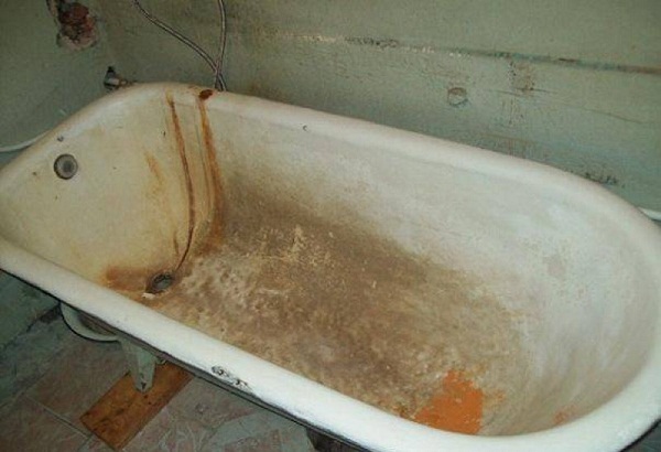 Чугунная ванна стала добычей троих ижевских электромонтеров
