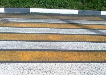 Пешеходные переходы в Ижевске обозначат желто-белыми полосами 