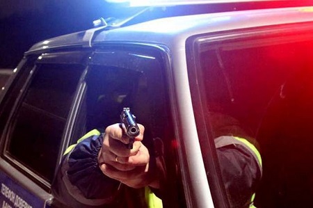 В Удмуртии пьяный водитель не остановился даже после 7 выстрелов по его «Митсубиси Галант»