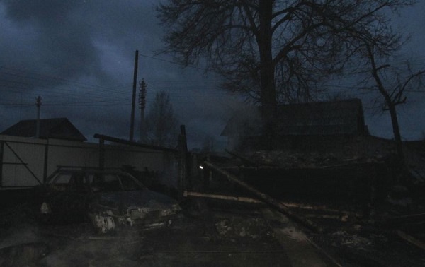 Ночью в Удмуртии пожар уничтожил жилой дом, гараж, баню и автомобиль
