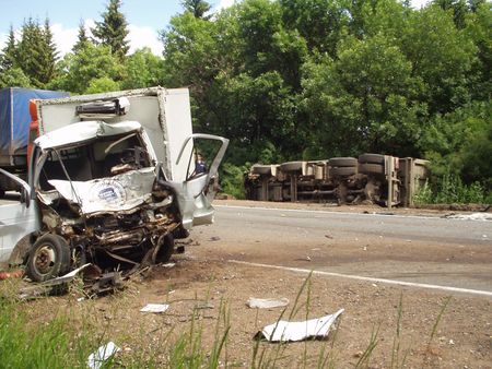 Двое мужчин получили тяжелые травмы в аварии грузовиков в Воткинском районе