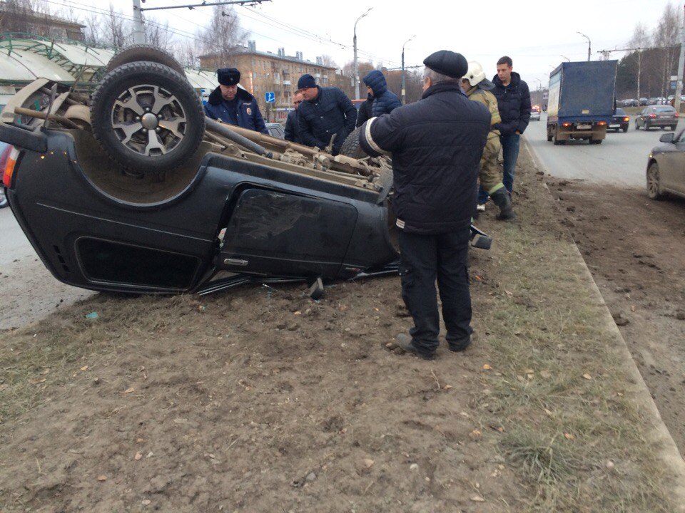 На Воткинском шоссе в Ижевске перевернулся автомобиль