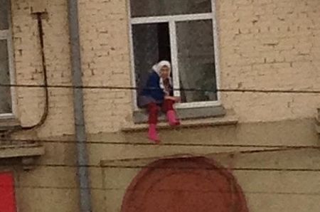 Полицейские втащили в квартиру пожилую ижевчанку, собиравшуюся выпрыгнуть из окна