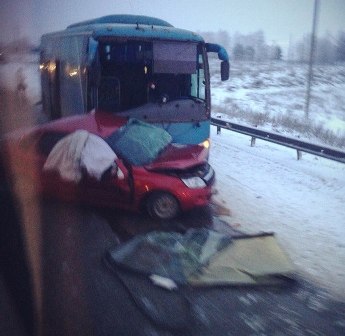  Пассажирский автобус лоб в лоб столкнулся с легковушкой: два человека погибли
