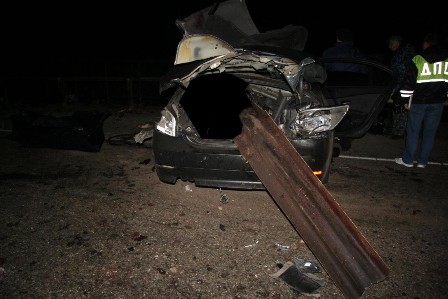 Водитель иномарки врезался в дорожное ограждение в Завьяловском районе: два человека погибли
