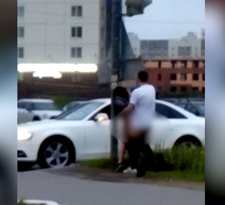Молодые люди занялись сексом прямо на перекрестке в Петербурге
