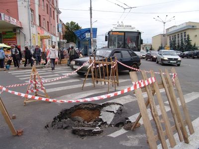 В центре Ижевска образовался провал на дороге