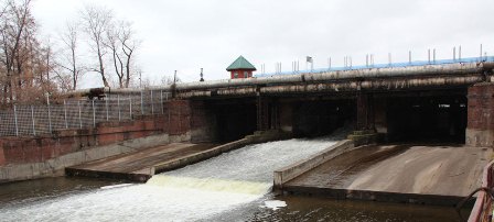  Работы по снижению уровня воды ведутся на Ижевском водохранилище