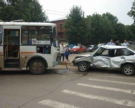 Легковушка протаранила маршрутный автобус в Сарапуле