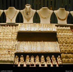 Бриллиантов на 5 миллионов рублей вынесли грабители из ювелирного магазина в Москве
