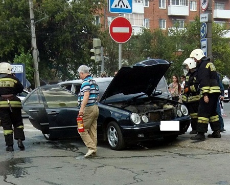 В Ижевске около торгового центра подожгли Mercedes