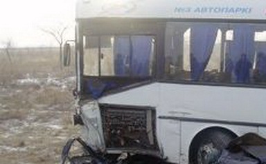 Российский автобус с пассажирами разбился в Казахстане