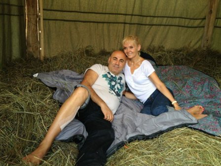 Певица Валерия и Иосиф Пригожин спят на сене