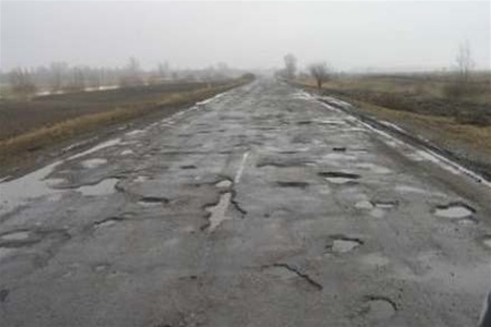 Автор ролика "Воруют" рассказал телеканалу LIFE о разбитых дорогах Ижевска