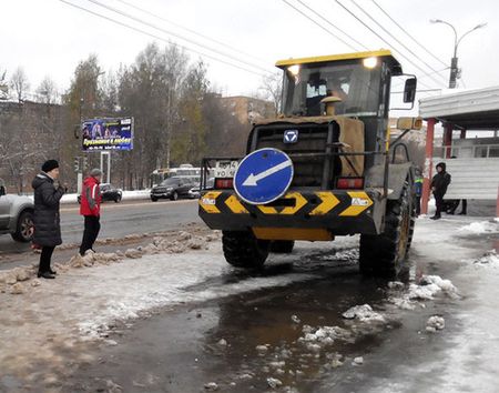Не заметив ребенка тракторист высыпал тонну снега на девочку в Екатеринбурге
