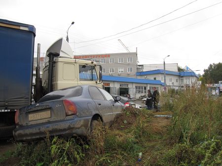 КамАЗ протаранил 11 автомобилей в Ижевске по рассеянности