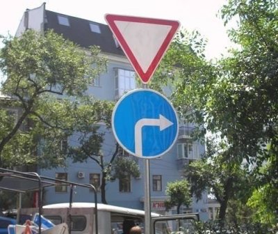 Дорожный знак «Движение направо» установят на 40 лет Победы в Ижевске