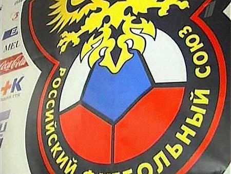 Здание российского союза футболистов забросали презервативами