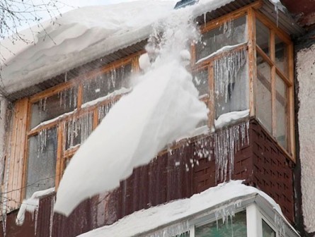  Капризы весенней погоды вновь стали причиной схода снега с крыш в Удмуртии
