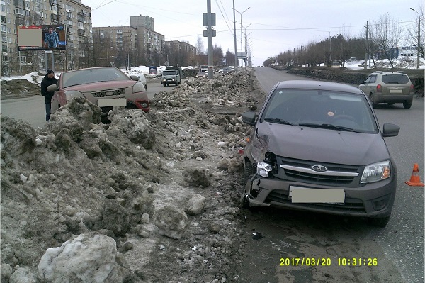 Пассажир и водитель иномарки получили травмы в ДТП в Ижевске