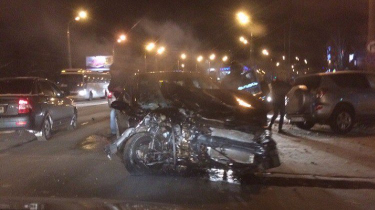 В лобовом столкновении автомобилей у Аврора-парка в Ижевске пострадали двое