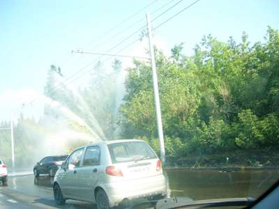 Автомобилисты Ижевска устроили стихийную мойку под аварийным фонтаном