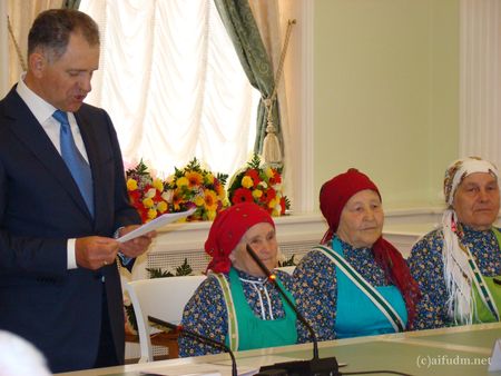 ФОТО: «Бурановские бабушки» погуляли по Ижевску и раздарили подарки