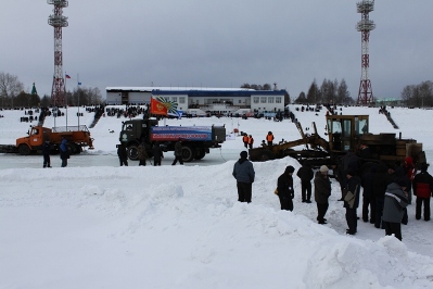 Фоторепортаж: на мотогонках в Ижевске КамАЗ застрял на ледовой трассе