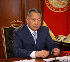 Дом президента Киргизии, который покинул страну, разграбили мародеры