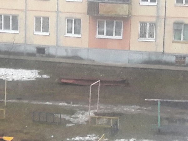 В Ижевске вырванный с крыши пятиэтажки лист железа упал рядом с детской площадкой