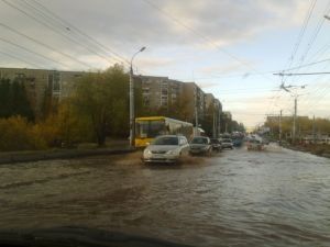 Машины в Ижевске утонули в луже