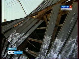 Крыша жилого дома обрушилась в пятиэтажке Ижевска