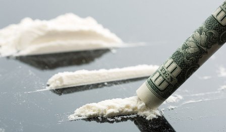 Британский политик нюхал кокаин в компании проституток