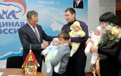 Фотообзор: на прием к президенту Удмуртии принесли  тройню новорожденных