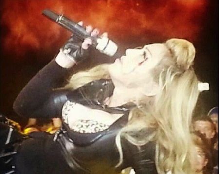 Мадонна разбила лицо на концерте