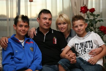 Костя Цзю бросил семью ради юной москвички