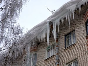 В Воткинске ледяная глыба пробила крышу балкона